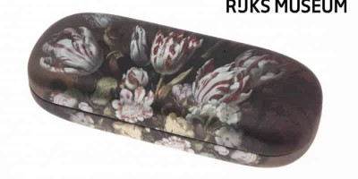 Brillenhouder met bloemenmotief in donkere kleuren, officieel gelicenseerd door het Rijksmuseum.