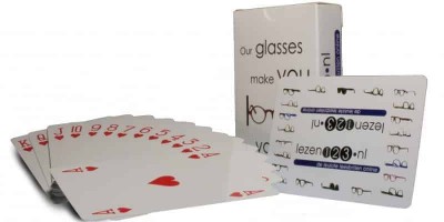 Speelkaarten rode harten reeks van 1 tot koning naast witte doos en kaart met brillenafbeeldingen.